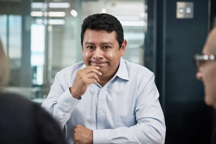 Antes: Sonrisa apretada — la inseguridad se nota
